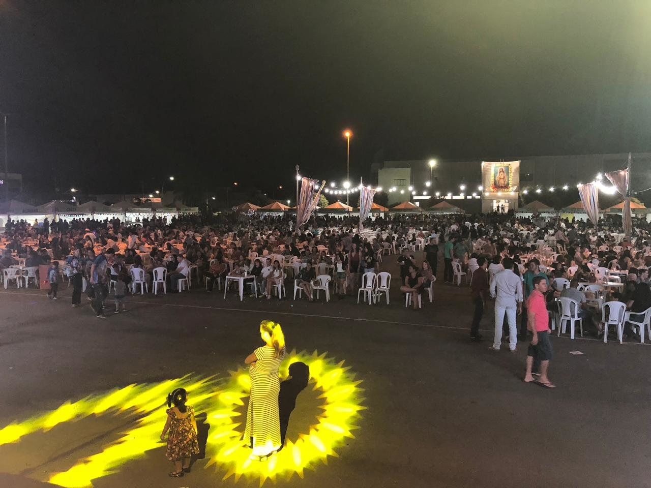 As famílias confraternizam ajudando.