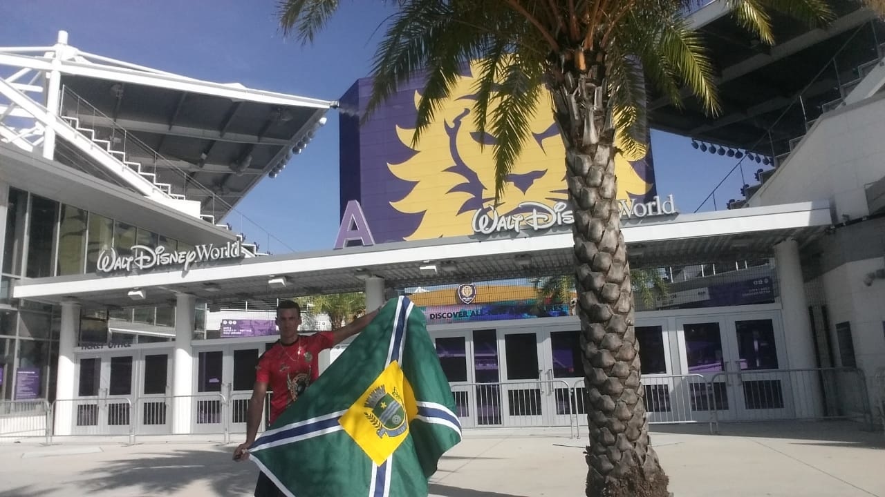 Lutador vende pizza para representar Sinop em Miami