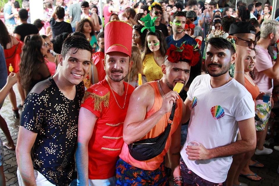 Bloco B comanda carnaval diferente em Sinop