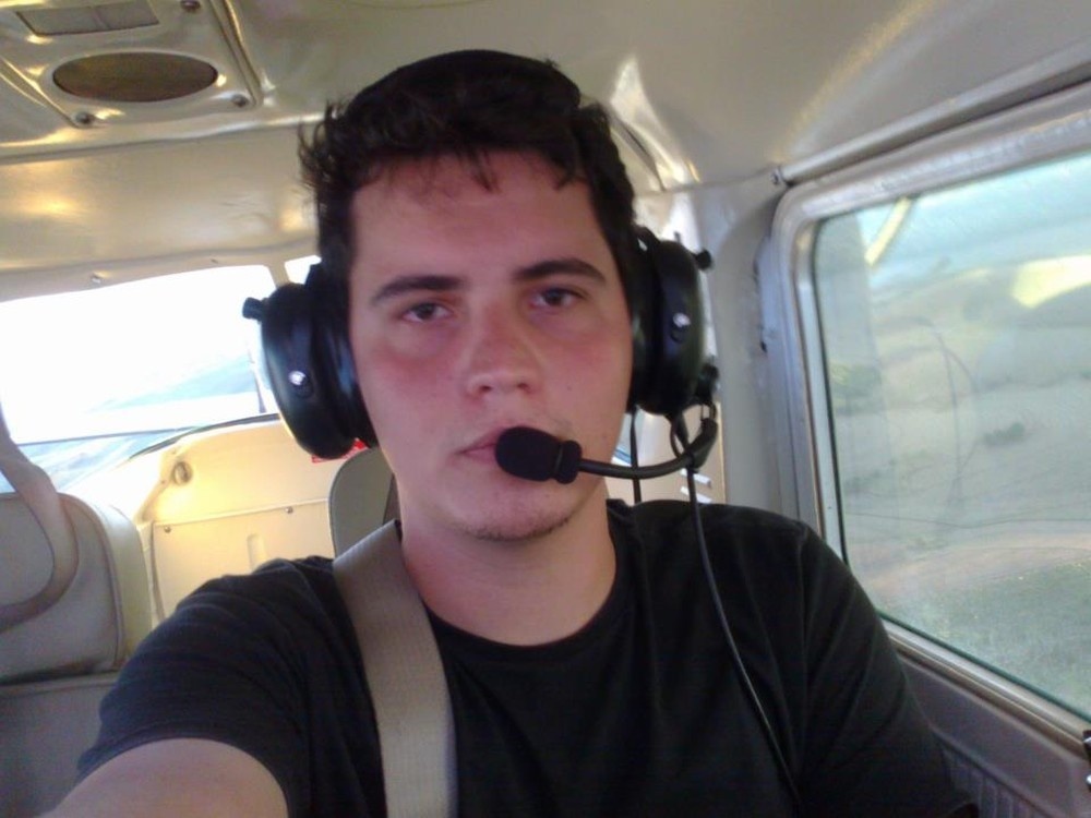 Piloto que sobreviveu à queda de avião e ficou perdido em mata recebe alta