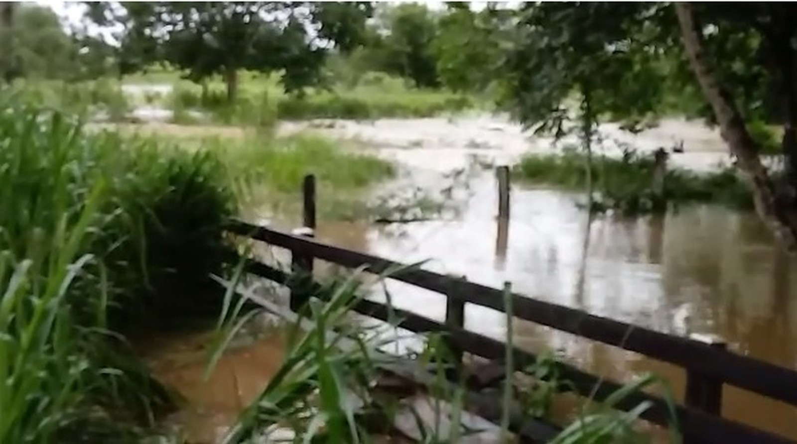 Ponte desaba e motoristas de município se arriscam em desvio em MT