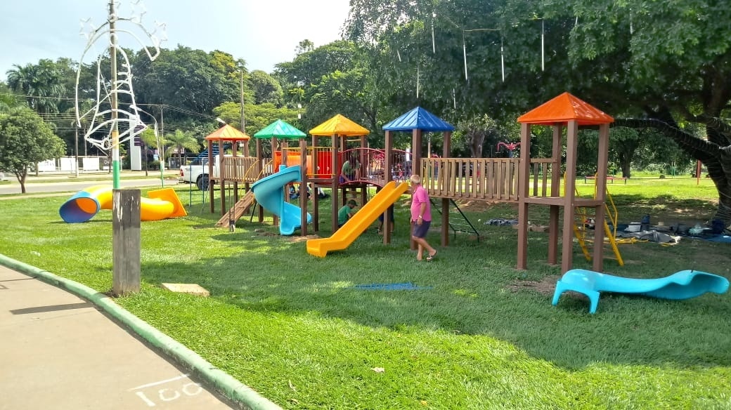 Prefeitura conclui instalação de parques infantis em praças
