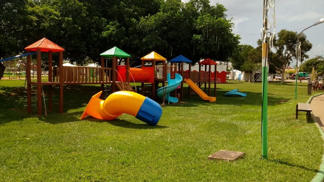 Prefeitura conclui instalação de parques infantis em praças