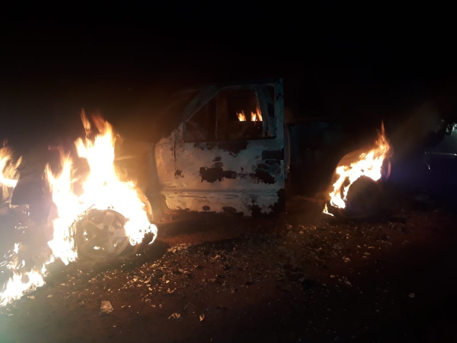 Ladrões atacam agência bancária, fazem refém, incendiam caminhonete e fogem em MT