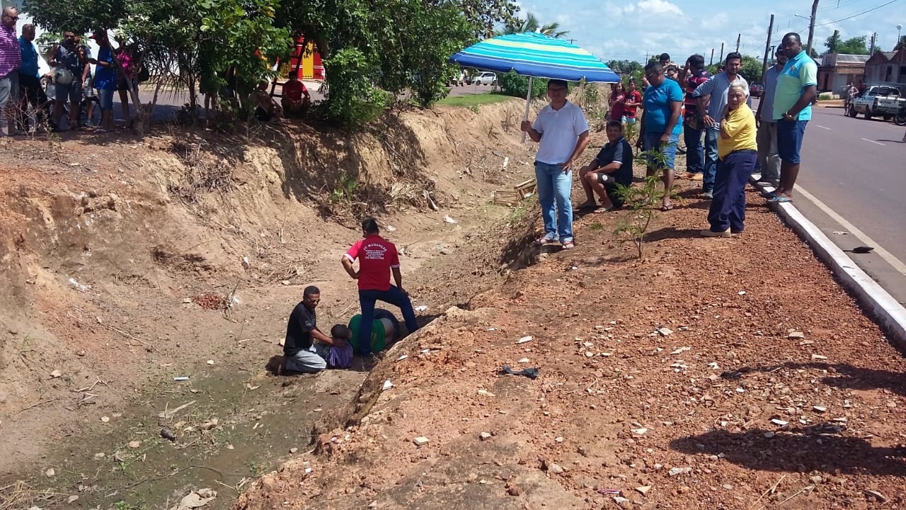 Motociclista é arremessado e cai em valeta após veículo cruzar Avenida em Sinop