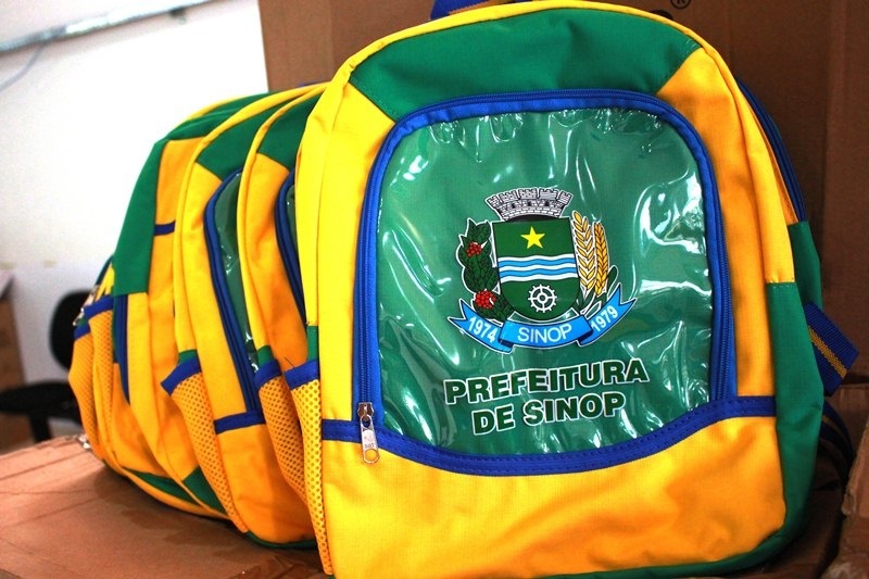 Secretaria começa receber materiais de conjuntos escolares que serão entregues a alunos da Rede em 2019