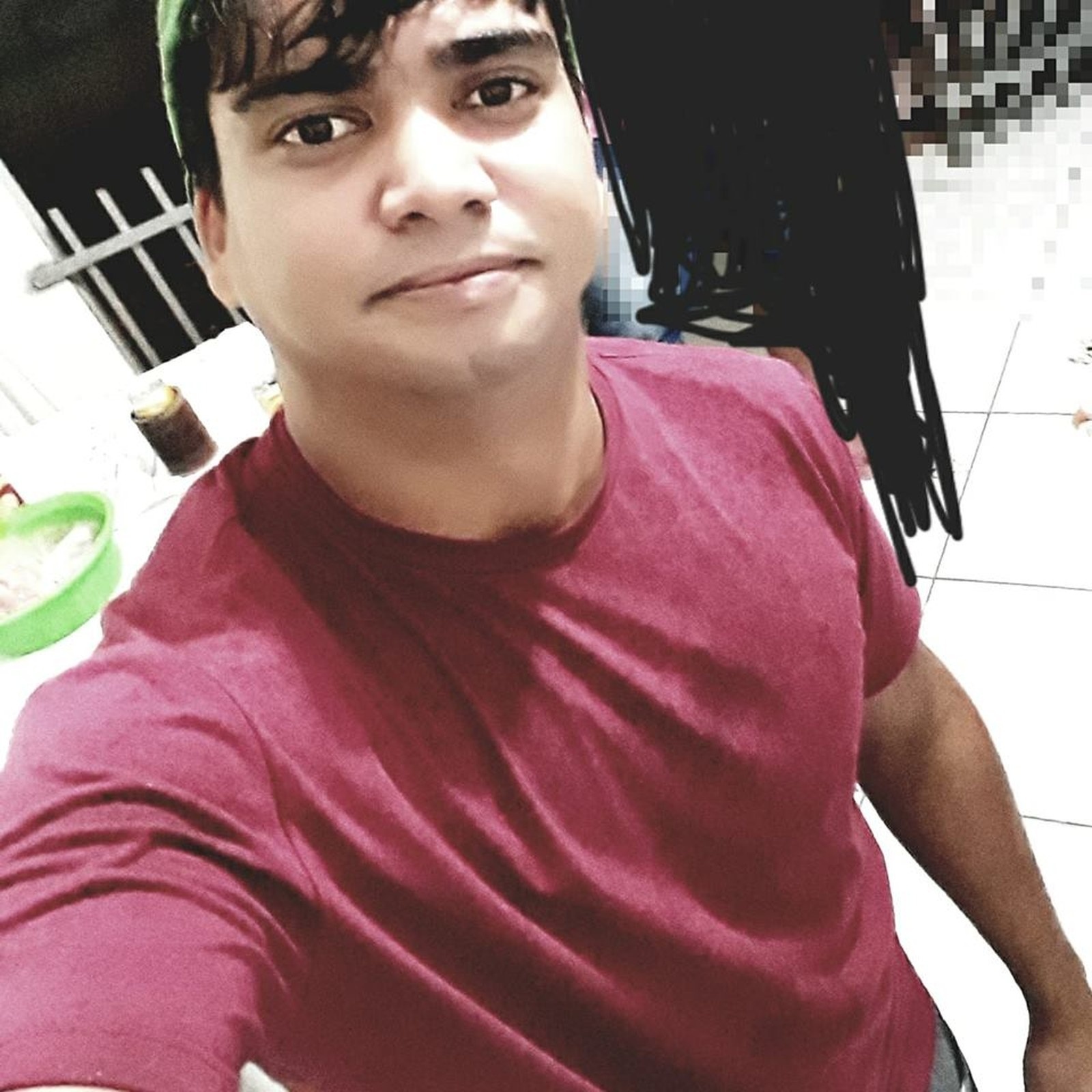 Jovem é assassinado a tiros na frente do pai dele em calçada de hotel em MT