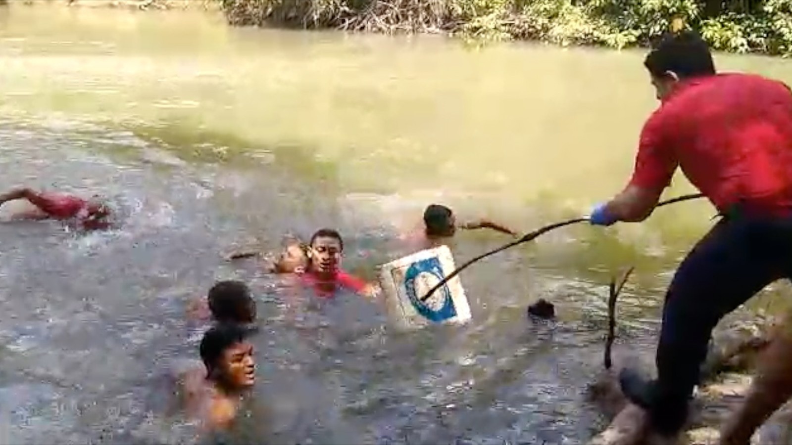 Bombeiros nadam para salvar homem baleado em MT