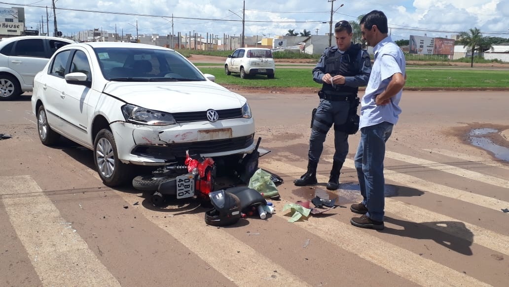 Mulher fica gravemente ferida após colisão entre carro e moto em Sinop