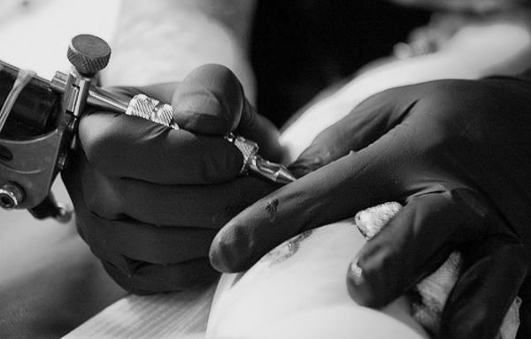 Tatuador em Sinop é denunciado depois de adolescente tatuar o corpo