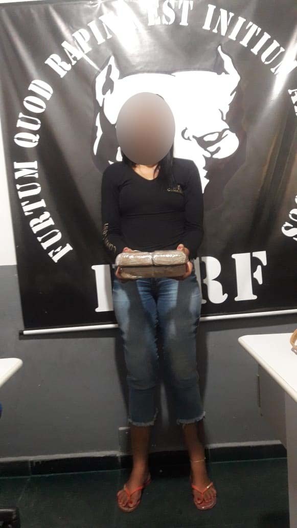 Mulher é presa transportando drogas em baú de moto em Sinop