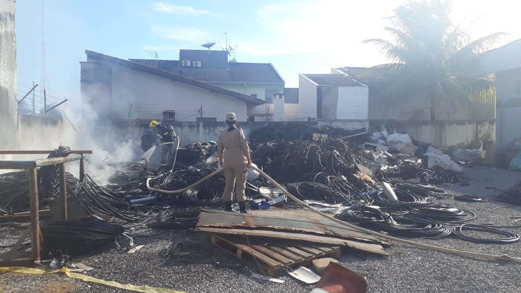 Cabos de telefone são destruídos por incêndio em empresa de Sinop
