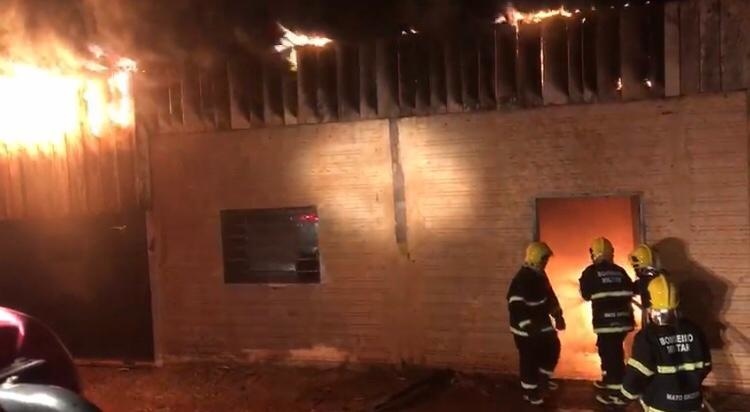 Barracão fica destruído após pegar fogo em Sinop
