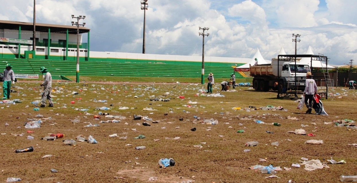 Prefeitura recolhe 11 caçambas de lixo após o réveillon de Sinop