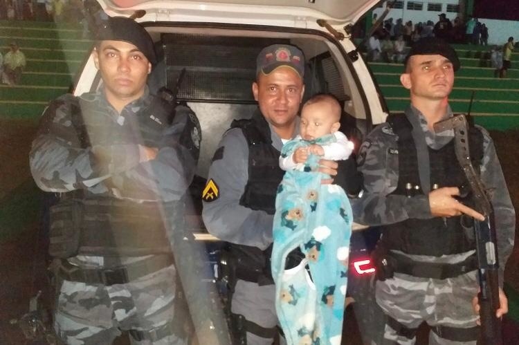 Pai agradece policiais de Sinop por protegerem bebê da chuva em réveillon