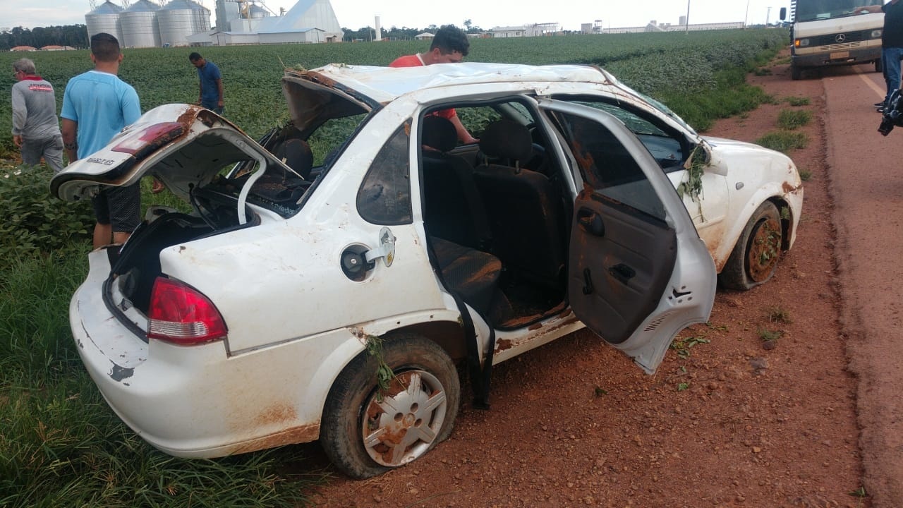 Carro capota após desviar de outro para evitar colisão em Sinop