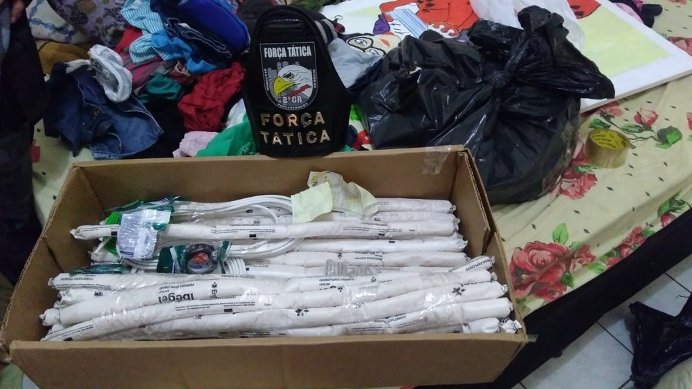 Material explosivo é encontrado e polícia suspeita que produtos seriam usados para destruir muro de presídio em MT