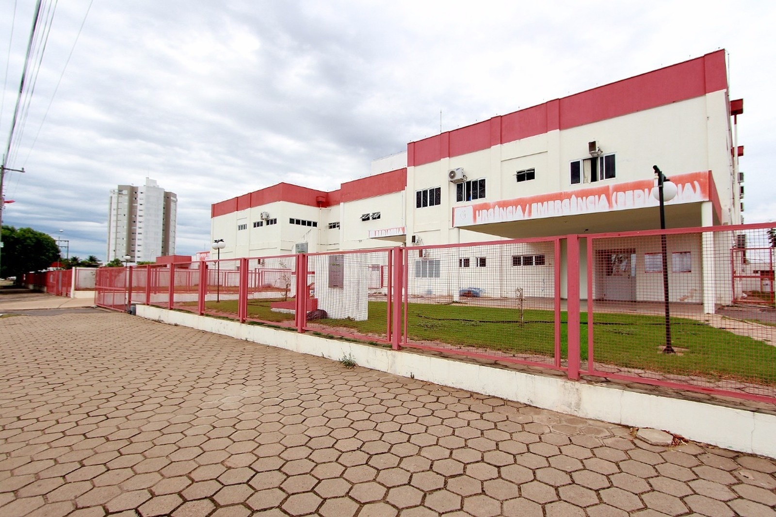 Mãe encontra homem nu na cama com a filha de 5 anos, o agride com cabo de vassoura e acaba presa em Sinop