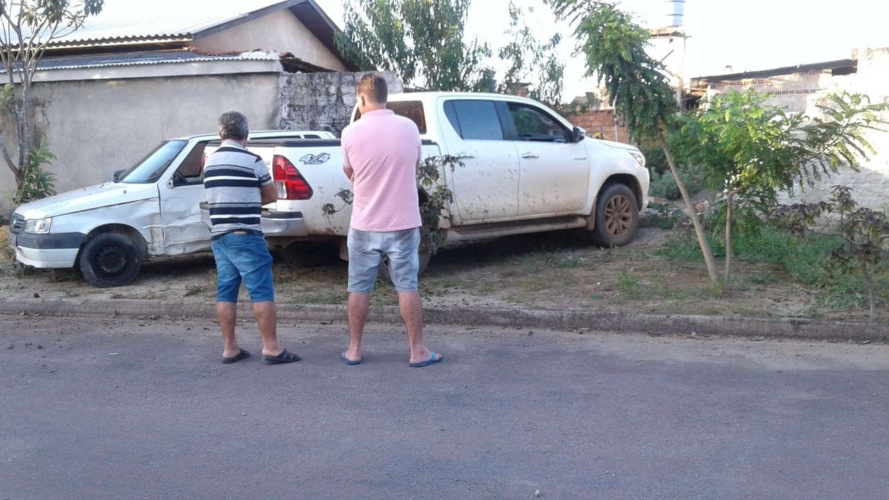 Motorista perde controle em curva e derruba muro de residência em Sinop