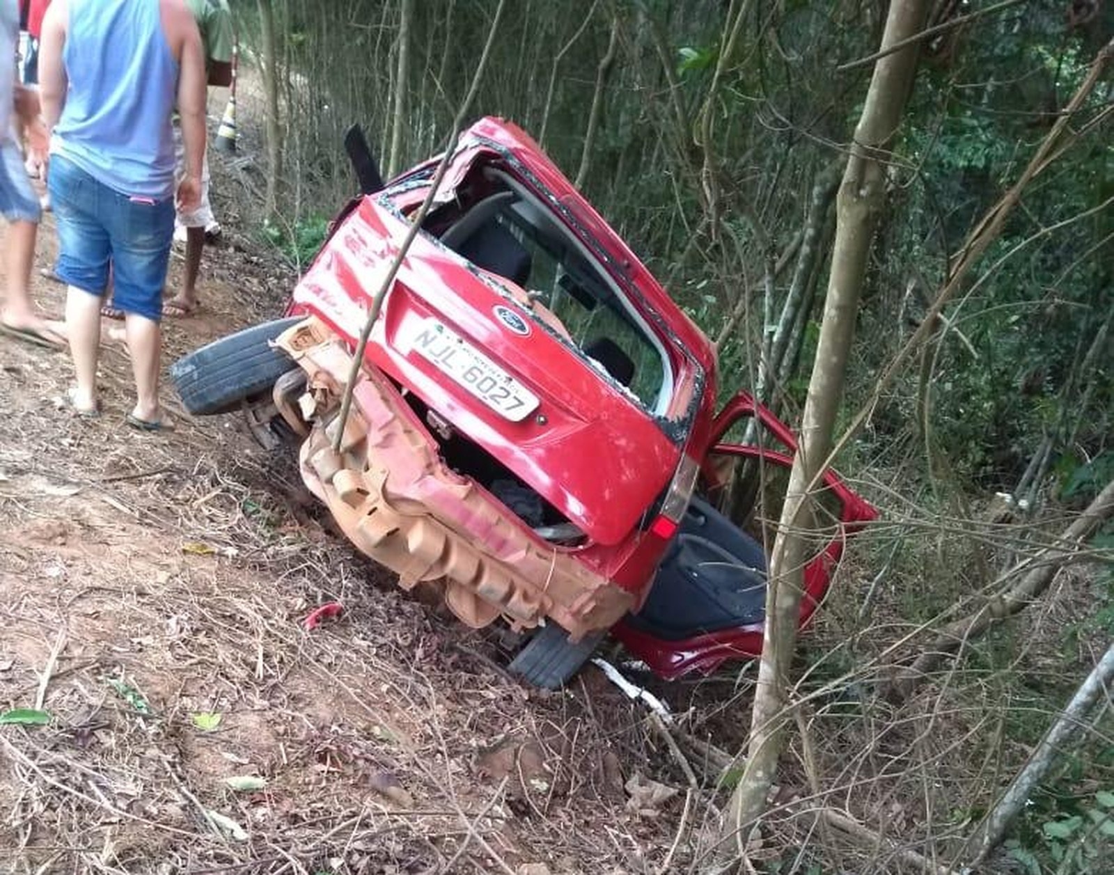 Passageira morre e quatro pessoas ficam feridas em acidente entre carro e carreta em MT