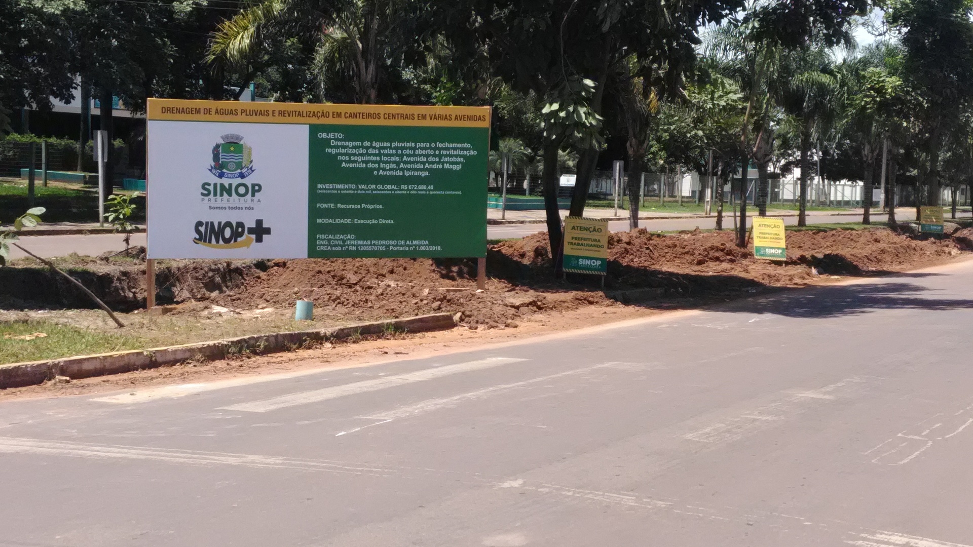 Prefeitura tampa vala de escoamento em trecho da Avenida dos Ingás