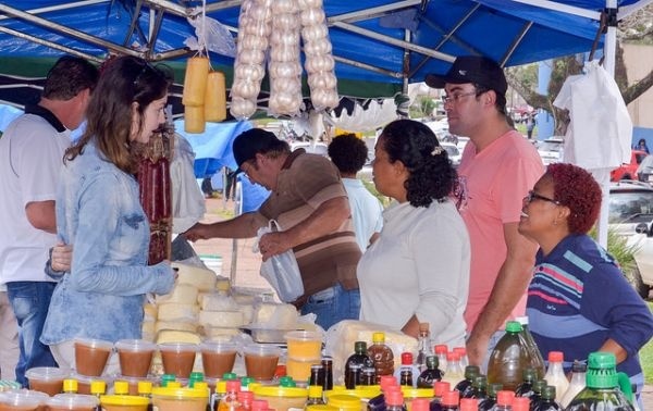 Famílias remanejadas pela Usina montam feira livre