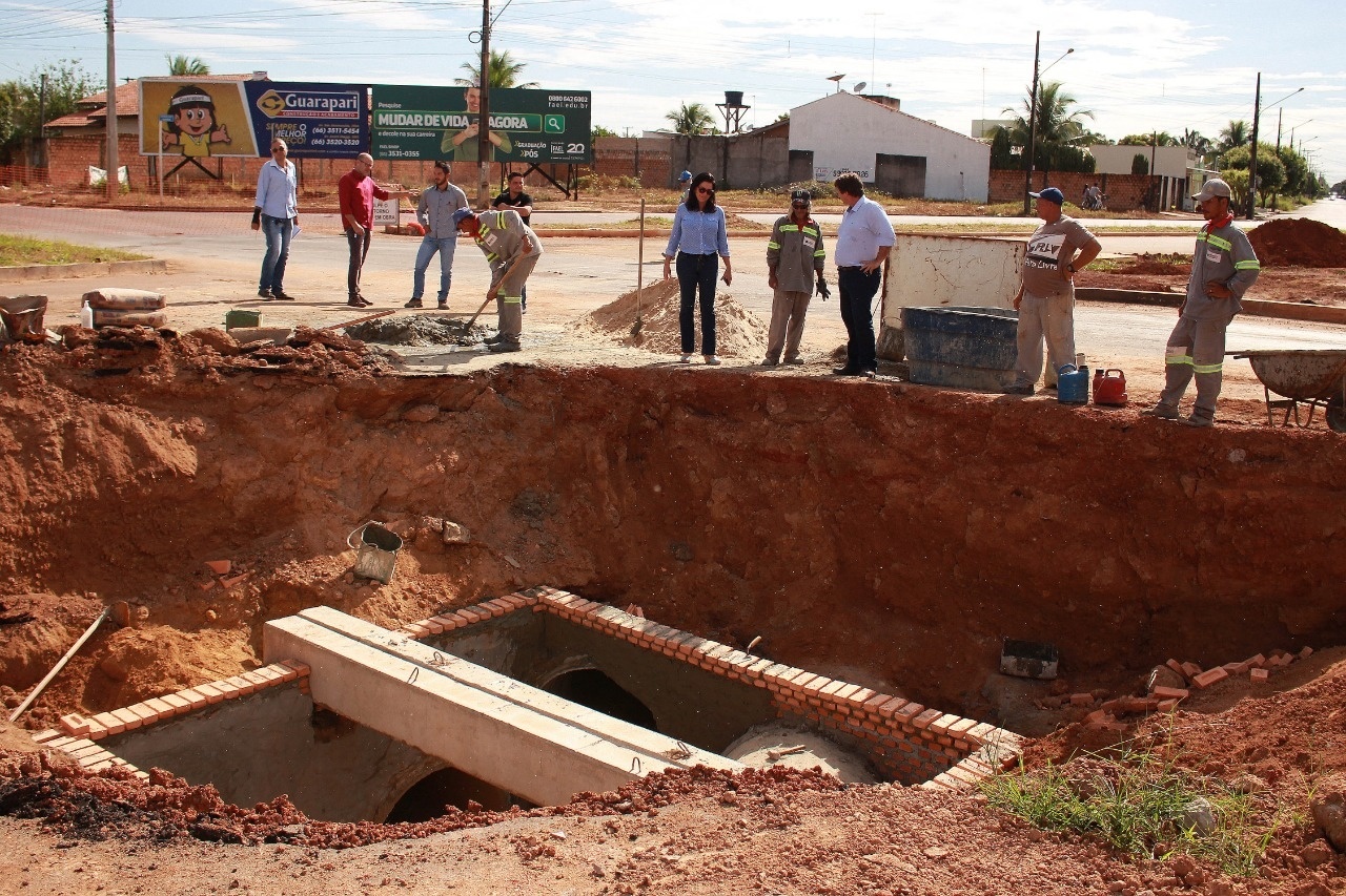Cratera em pista de caminhada é fechada e prefeita inspeciona o local