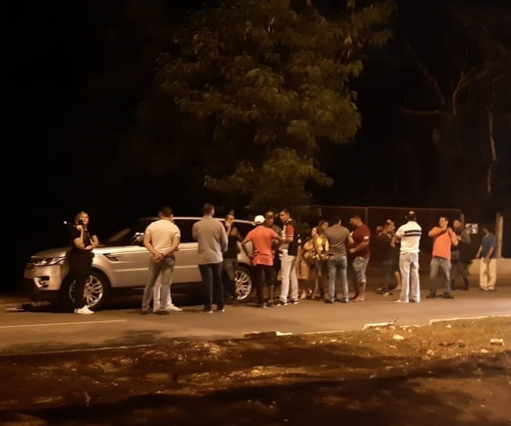 Juiz perde controle de direção e carro de luxo atinge 13 veículos em frente a uma boate em MT