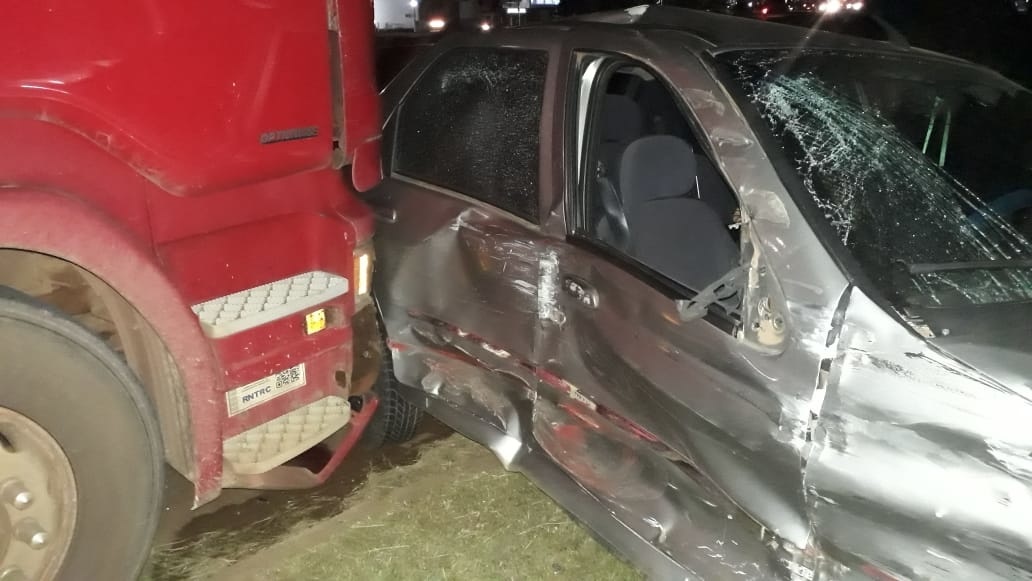 Colisão entre carro e carreta deixa ferido em Sinop