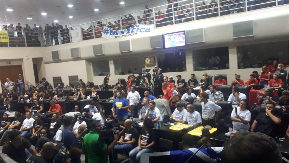 Em assembleia, servidores da Unemat decidem entrar em greve contra atraso de salário e não pagamento de RGA em 2018