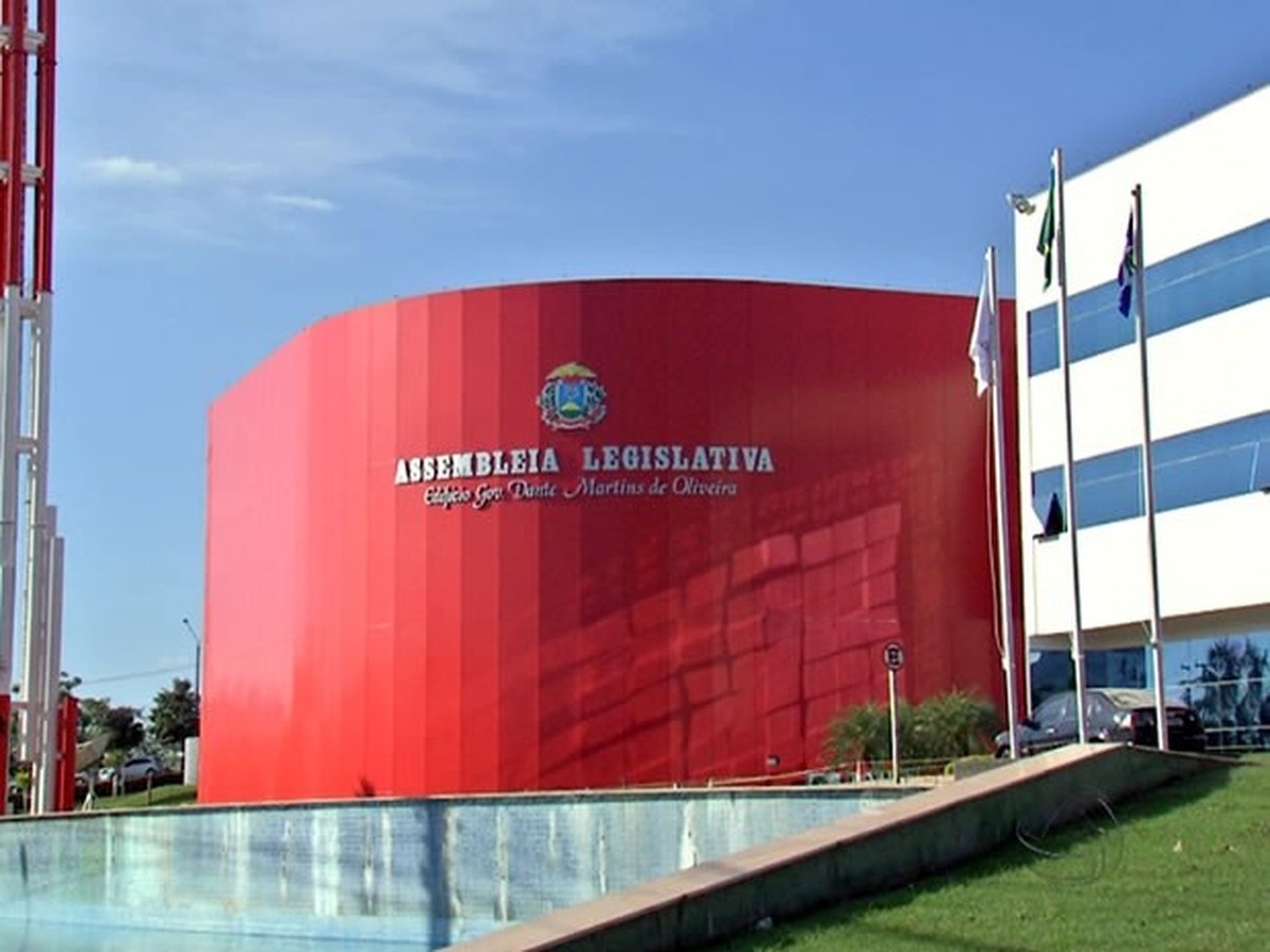Servidores passam a noite na ALMT para tentar evitar votação de projeto sobre a RGA