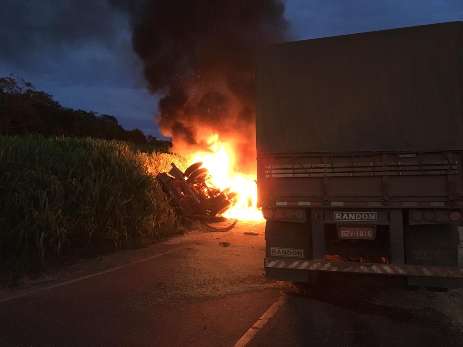 Motorista morre carbonizado após reboque desengatar e causar acidente entre carretas na BR-364