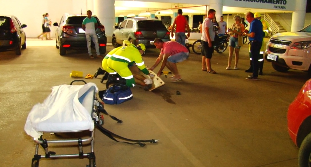Mulher bate em caminhonete ao entrar em estacionamento em Sinop