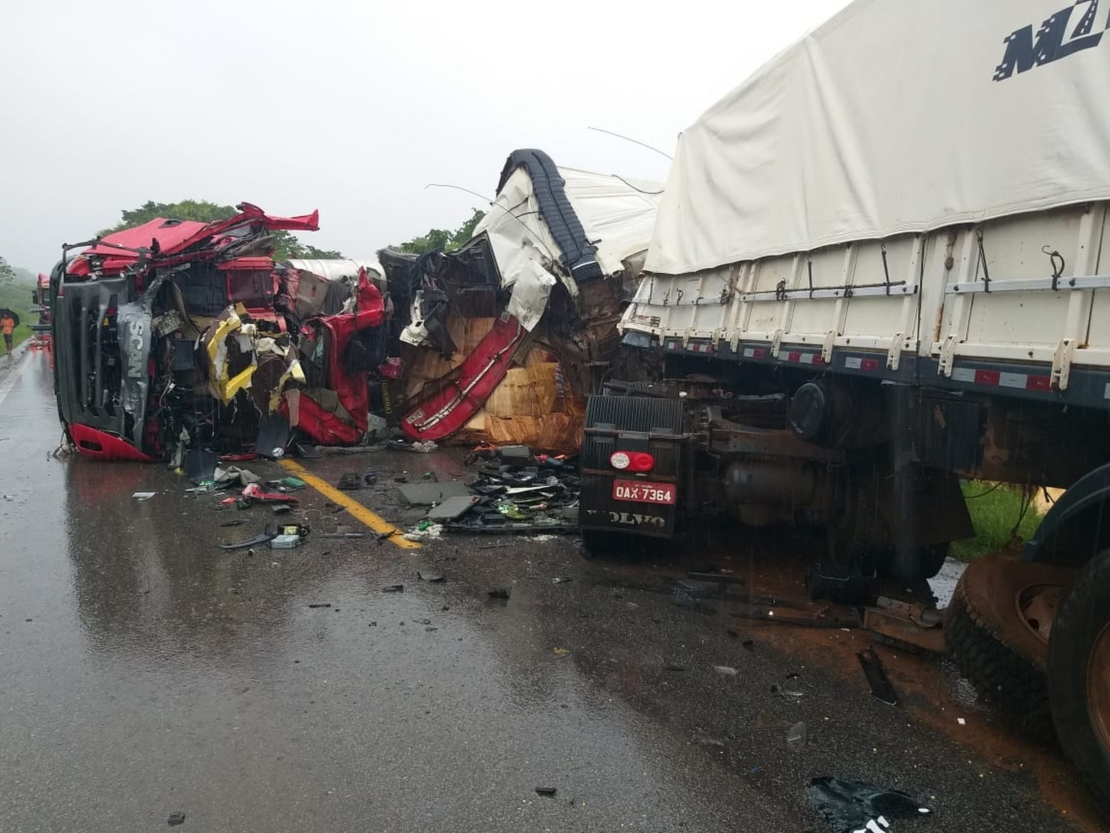 Carretas batem de frente na BR-163; motorista morre e outro fica gravemente ferido