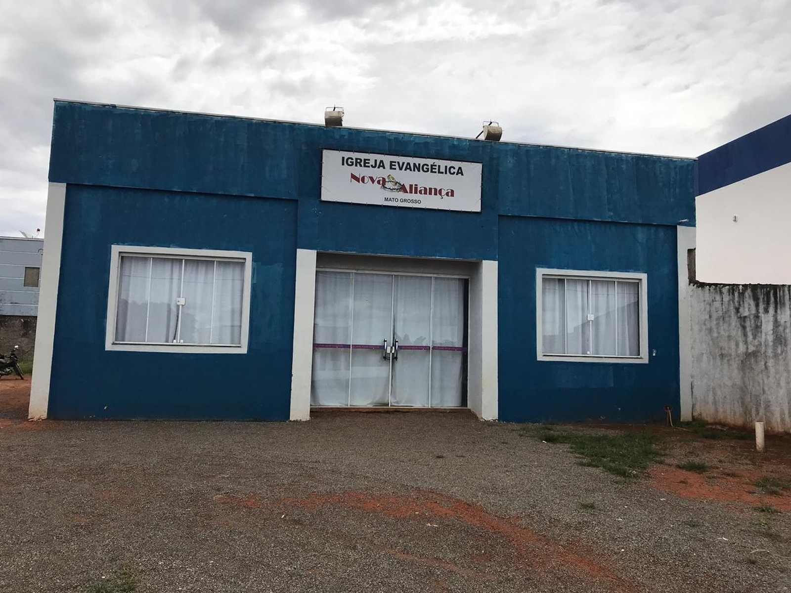Pastor é atacado pelas costas com facão durante culto em igreja de MT