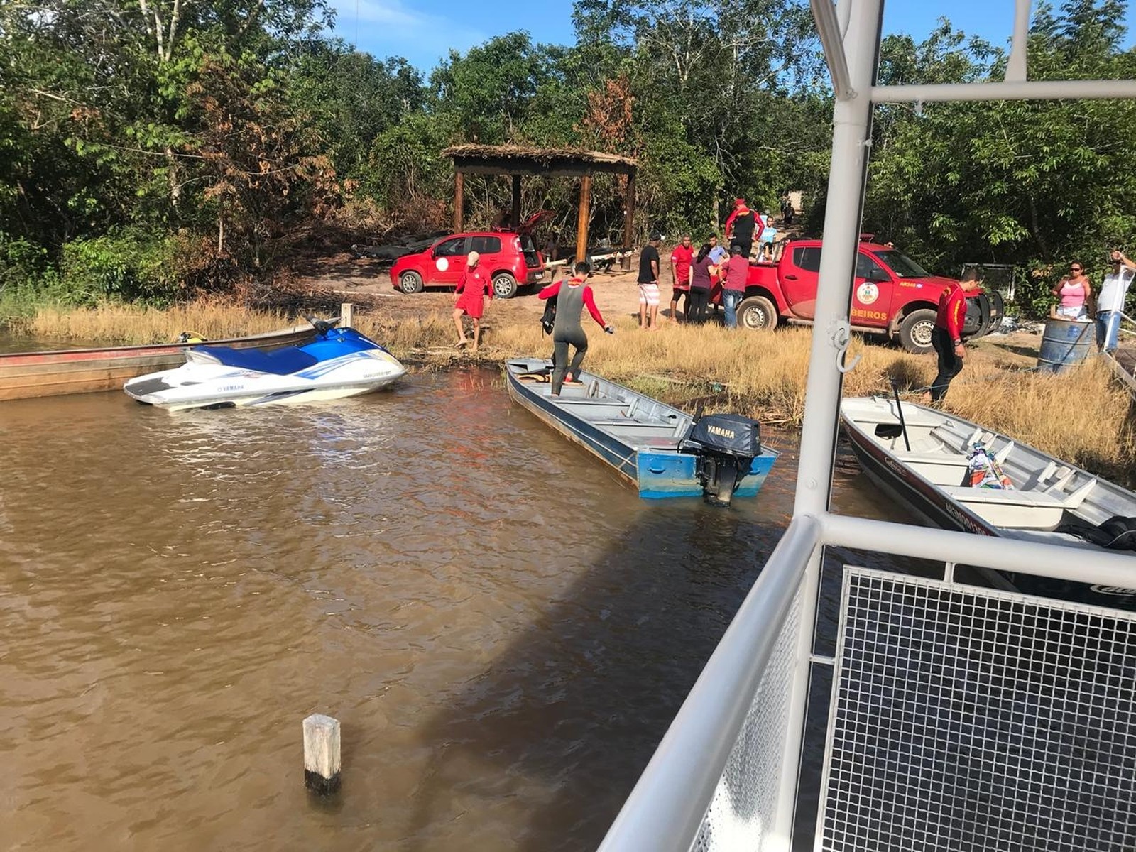 Homem cai de jet-ski, tira colete para nadar e morre afogado em lago em MT