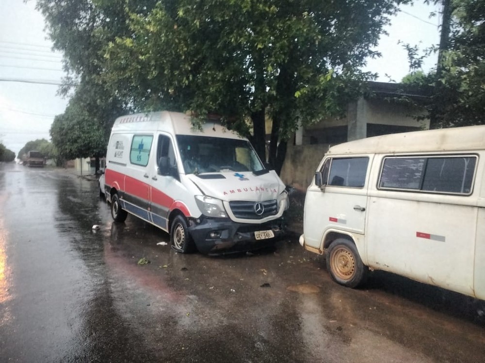 Ladrões furtam ambulância e abandonam após causarem acidente em Sorriso