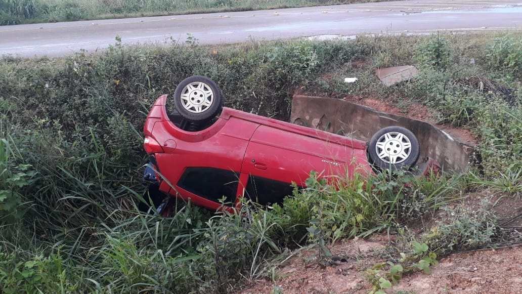 Veículo com mulher e criança cai em valeta de avenida em Sinop