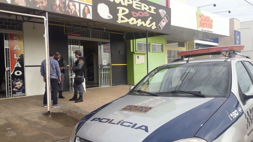 Bandidos furtam loja de bonés após invadir salão de beleza em Sinop