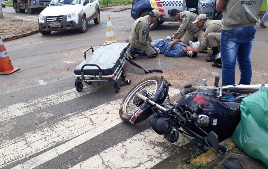 Carro e moto colidem em rotatória de Sinop