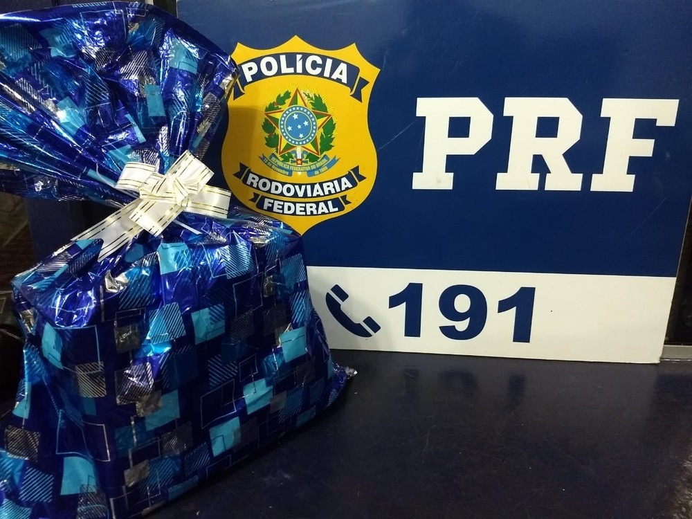Passageira de ônibus é presa com cocaína embrulhada em papel de presente em MT