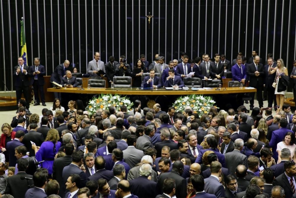 Com a casa cheia, deputados federais tomam posse