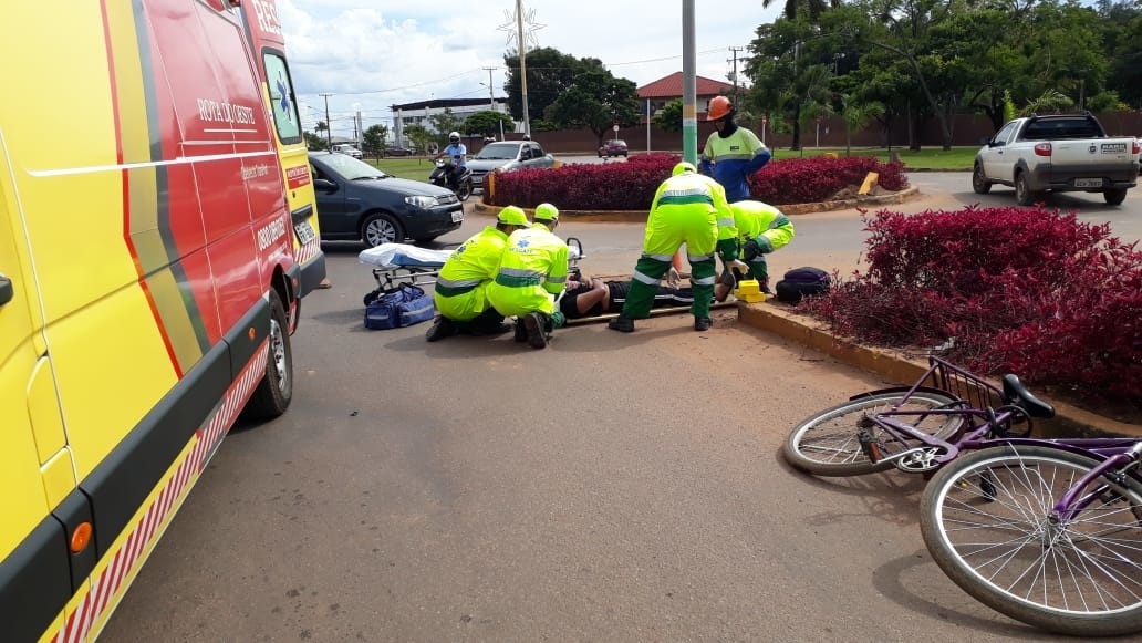 Ciclista é atingida por veículo em rotatória em Sinop