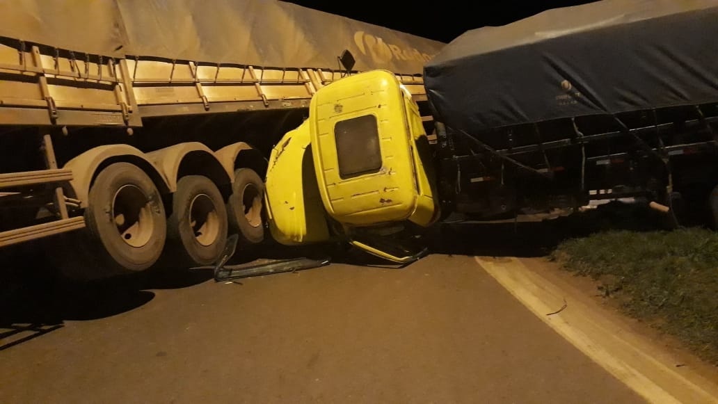 Motorista tenta evitar colisão mas acaba sendo atingido por carreta em Sinop