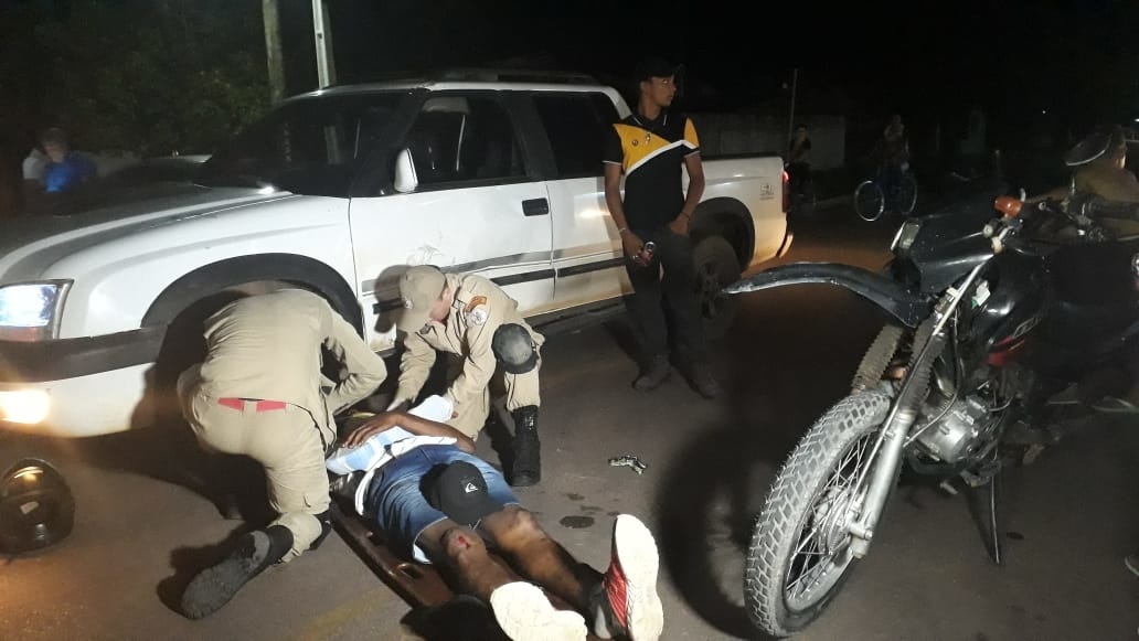 Homem fica gravemente ferido após bater em caminhonete em Sinop