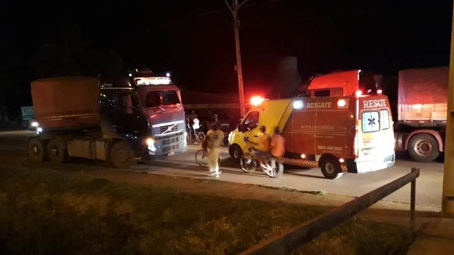 Motociclista bate em carreta na saída de estacionamento em Sinop