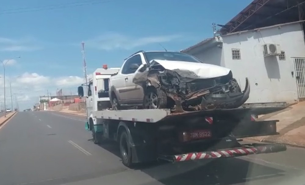 Irmãos de 13 e 16 anos roubam carro e um deles se acidentam na frente da mãe em MT