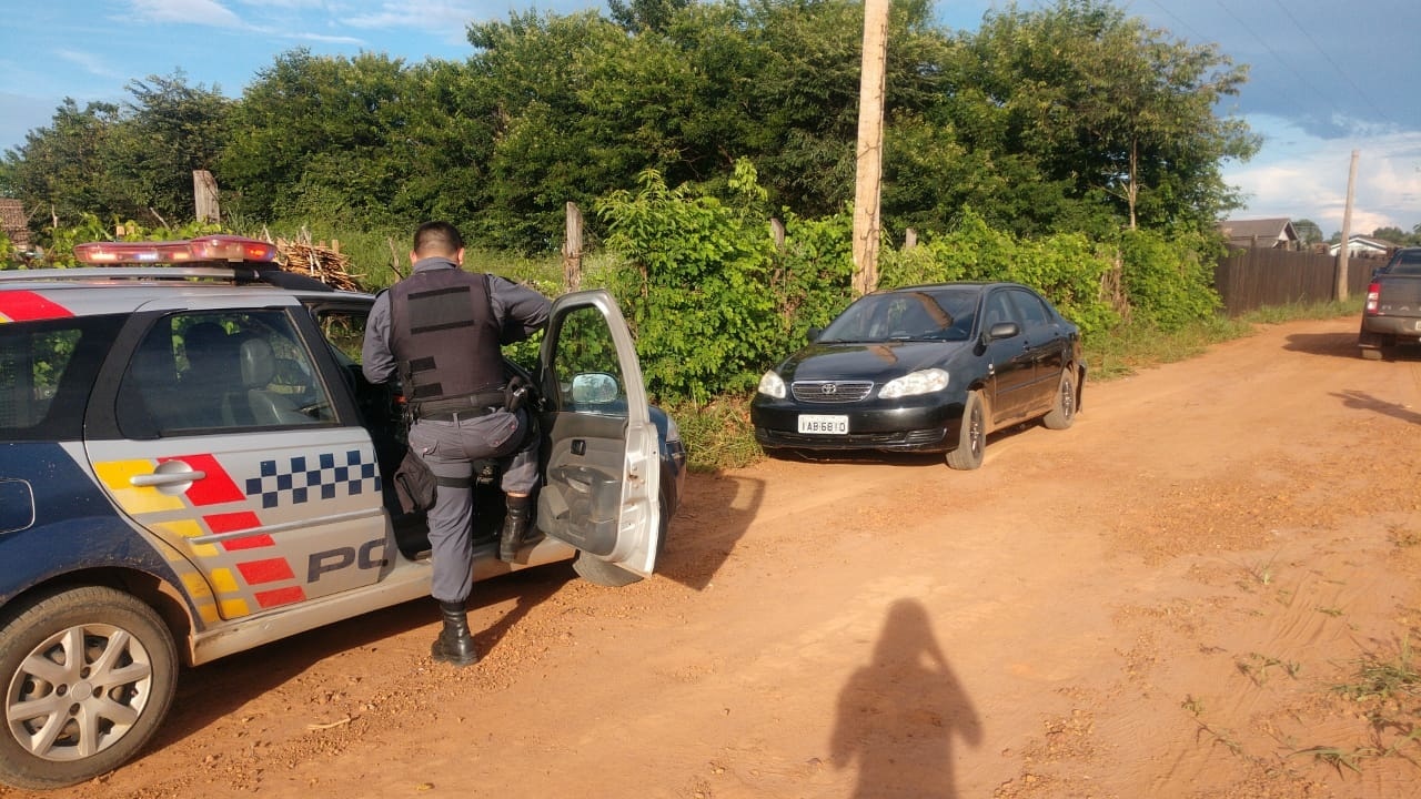 Ladrões fazem manobras arriscadas e abandonam carro de corretora em Sinop