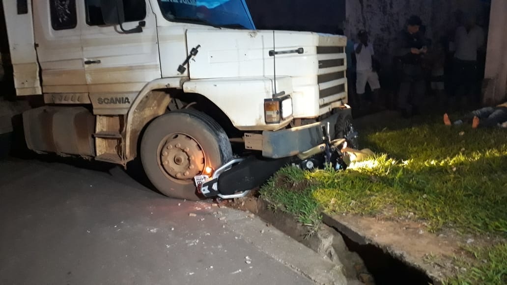 Motocicleta é arrastada por carreta em Sinop
