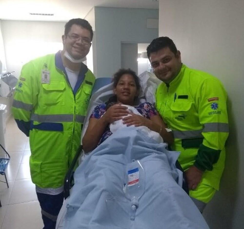 Pneu do carro estoura a caminho do hospital e pai faz parto da filha em rodovia de MT